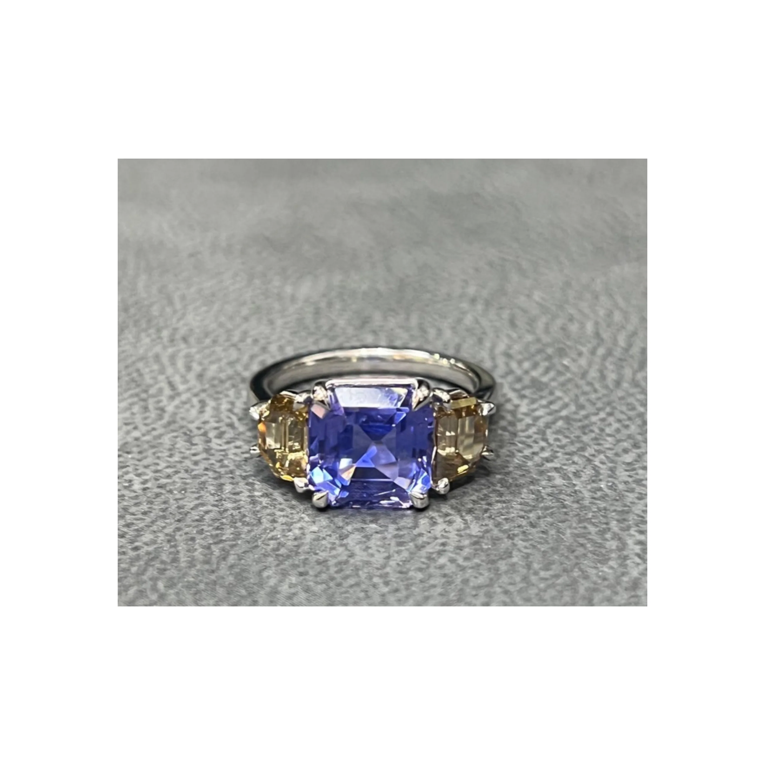 5.69 carat Certified Natural Sapphire & Diamond Ring - Image 3