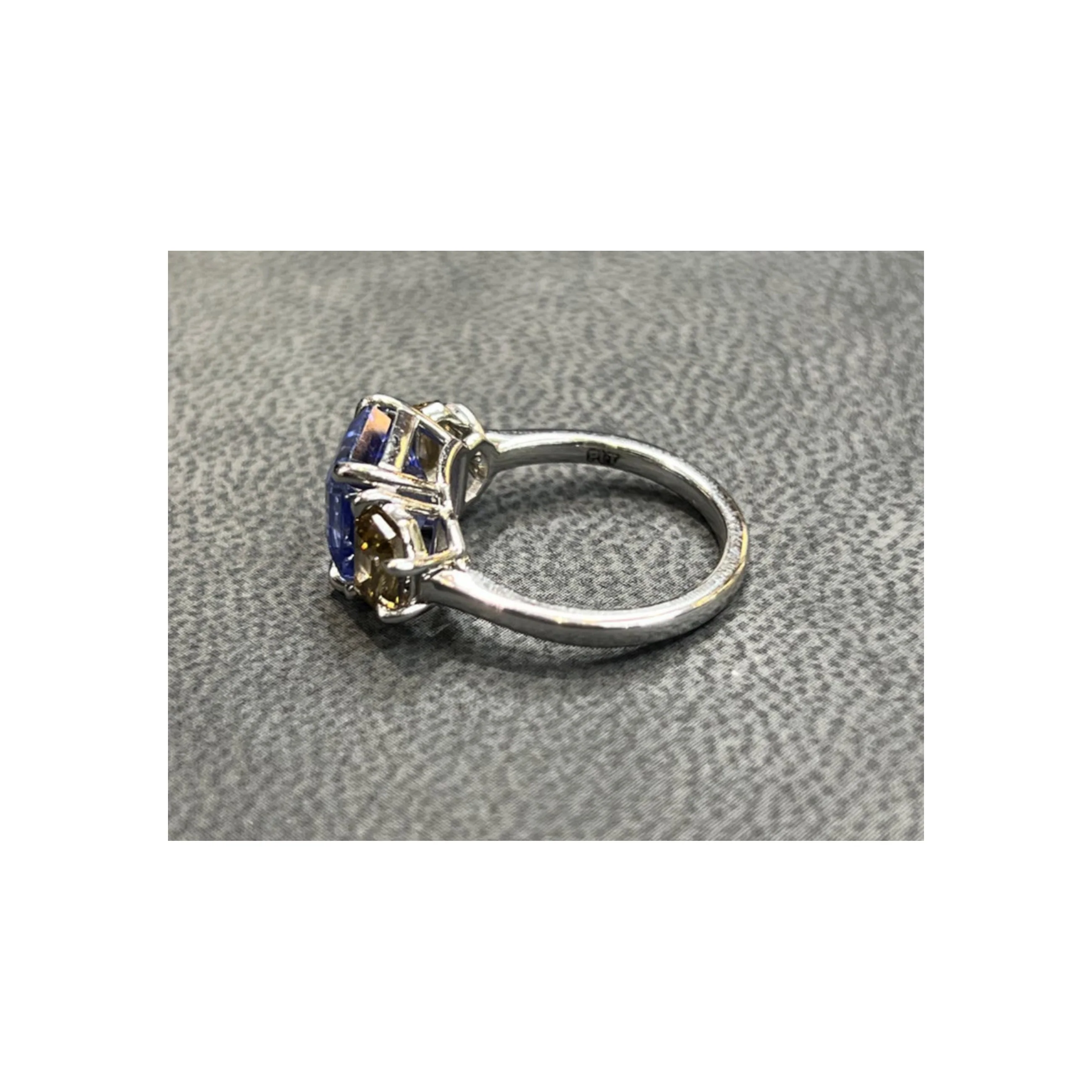 5.69 carat Certified Natural Sapphire & Diamond Ring - Image 4