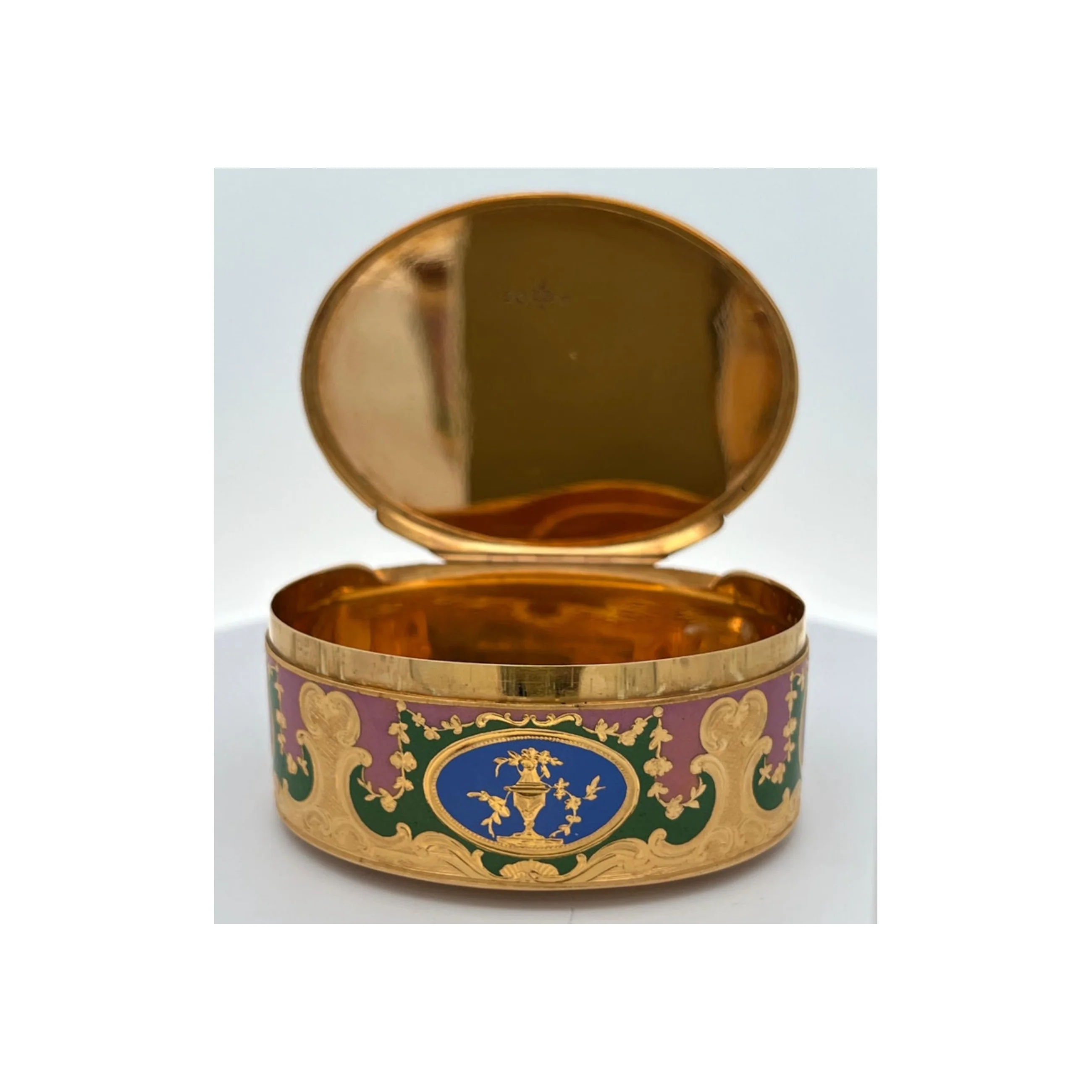 A Gold and Enamel German Snuff Box - Image 17