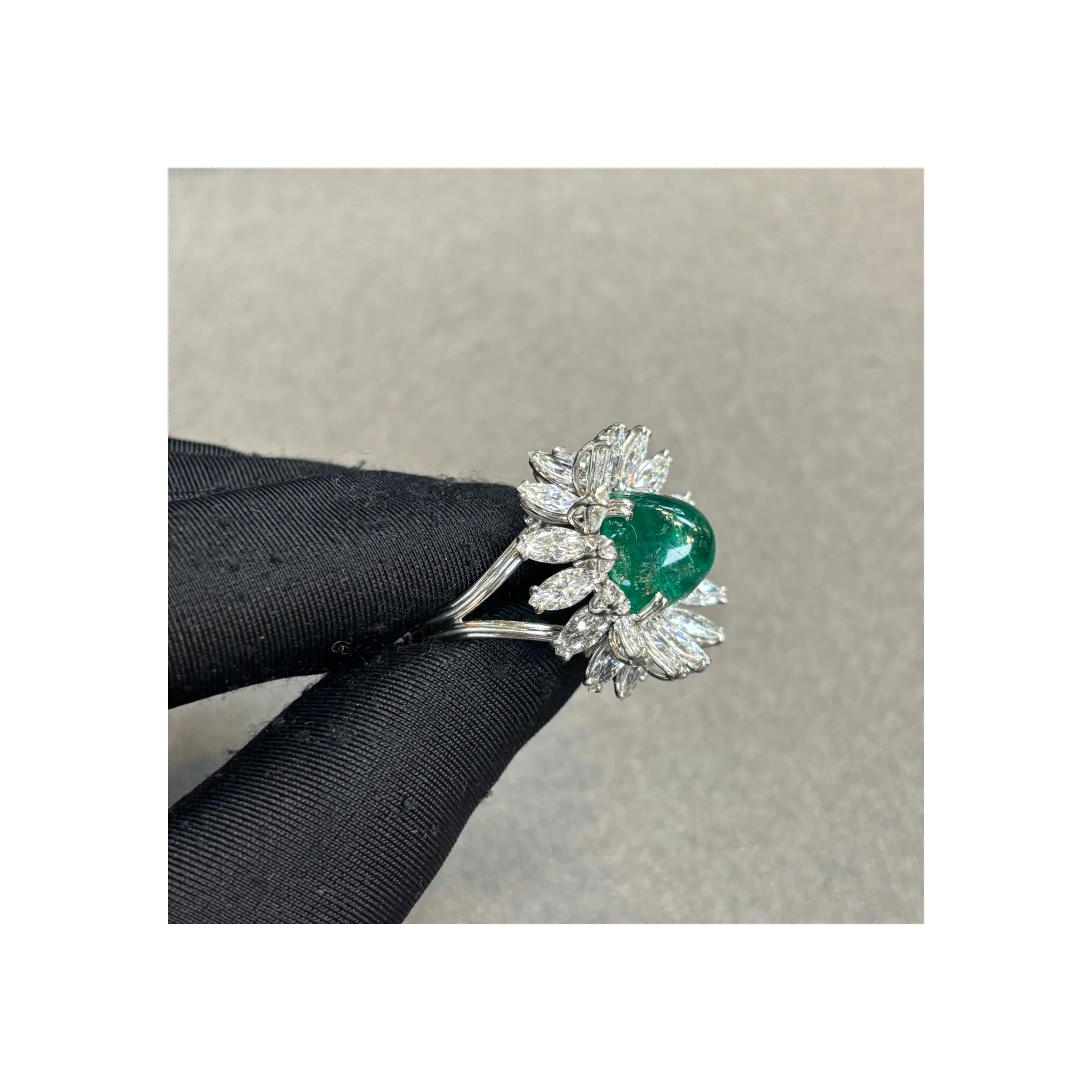 Boucheron Cabochon Emerald and Diamond Ring - Image 4
