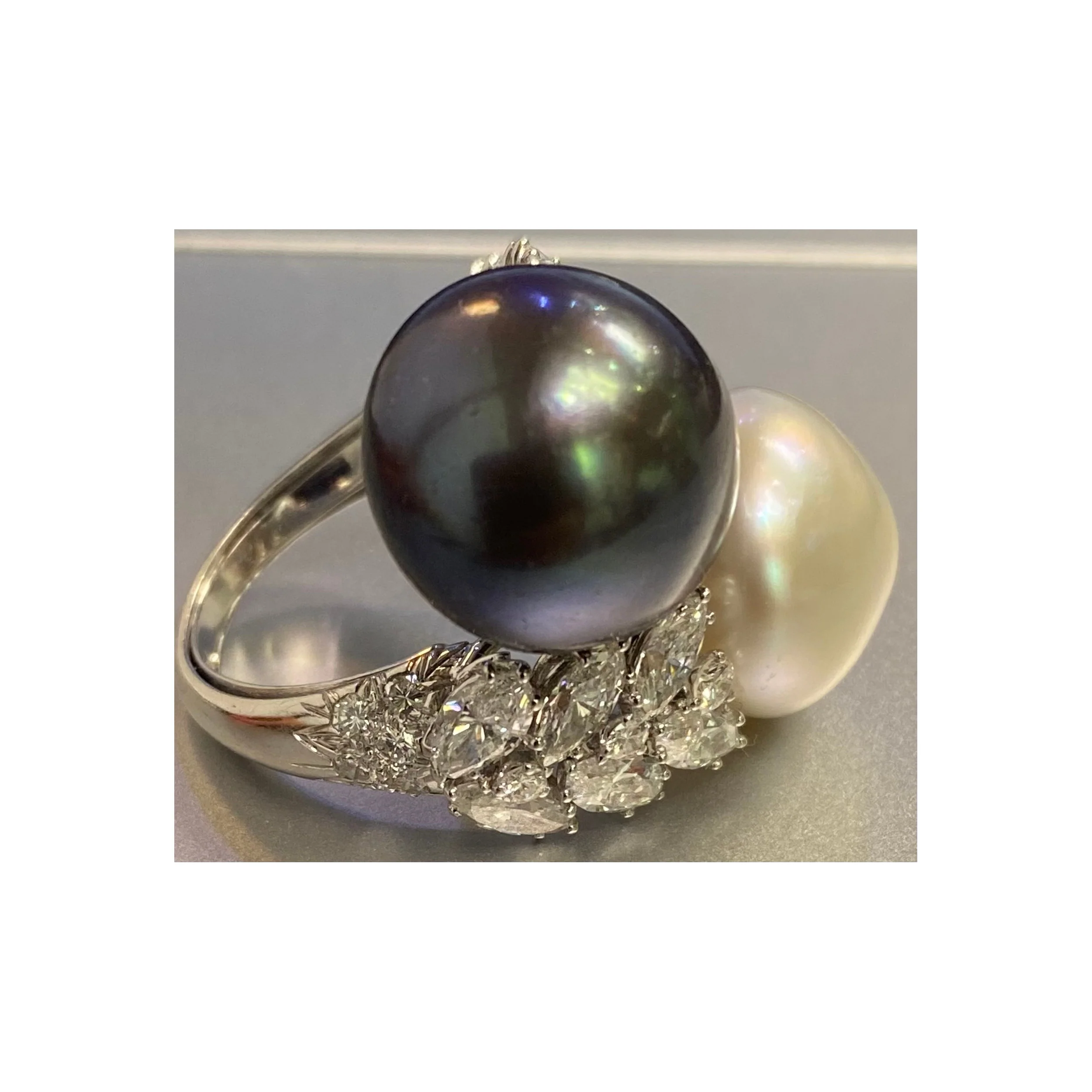 David Webb White and Black Pearl You & Me Ring - Image 4