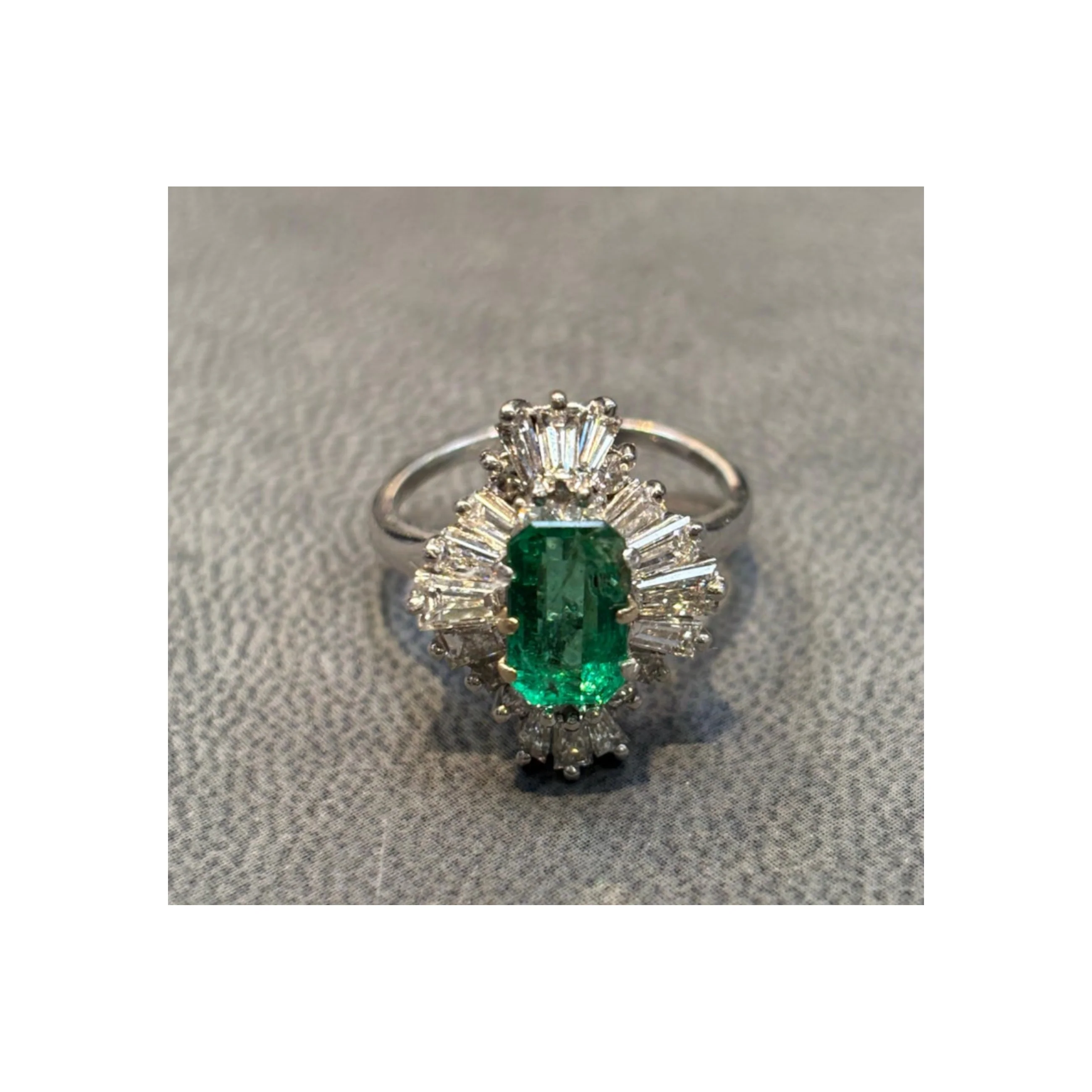 Emerald And Diamond Ring - Image 5