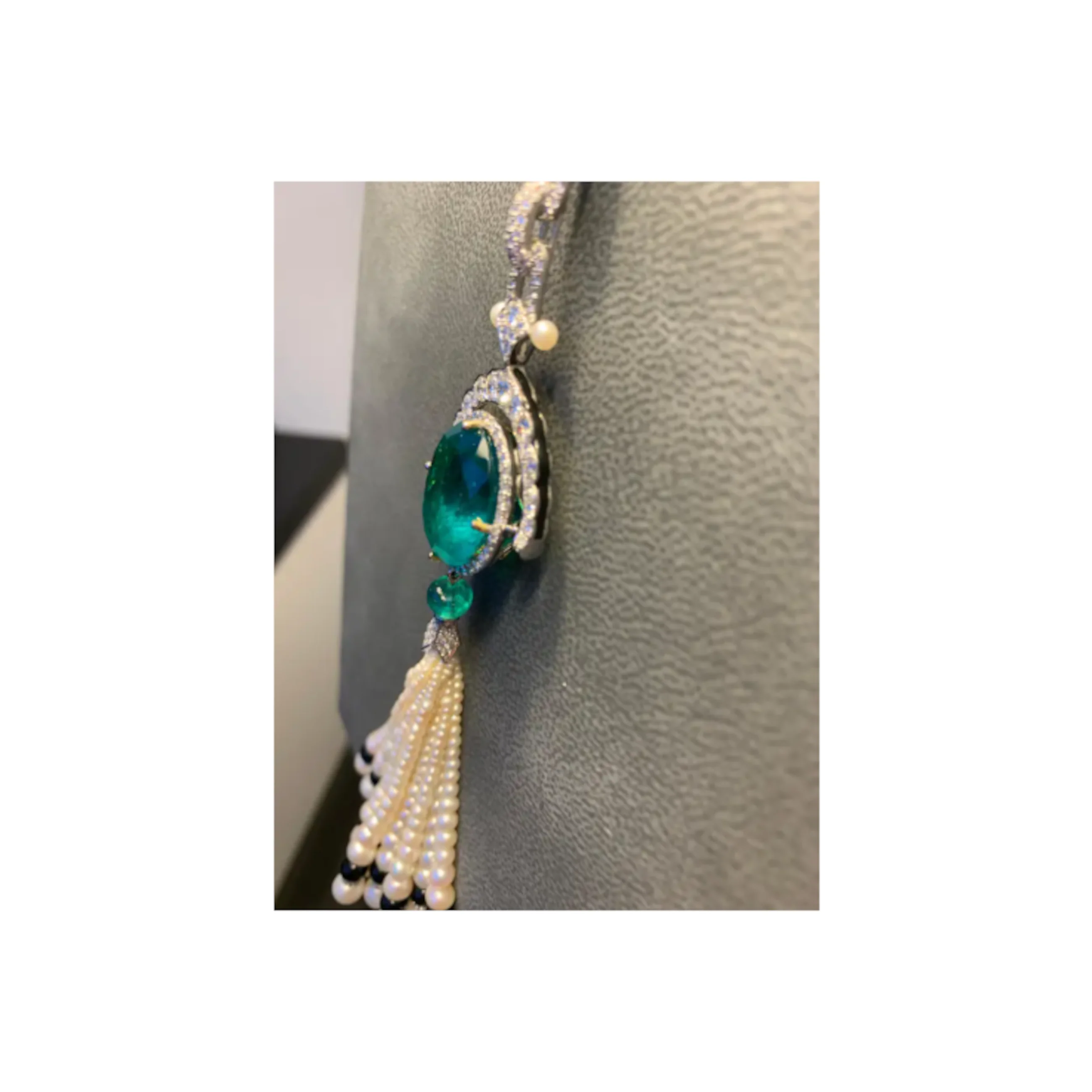 Important 21.70 Carat Colombian Emerald Tassel Sautoir Necklace - Image 10