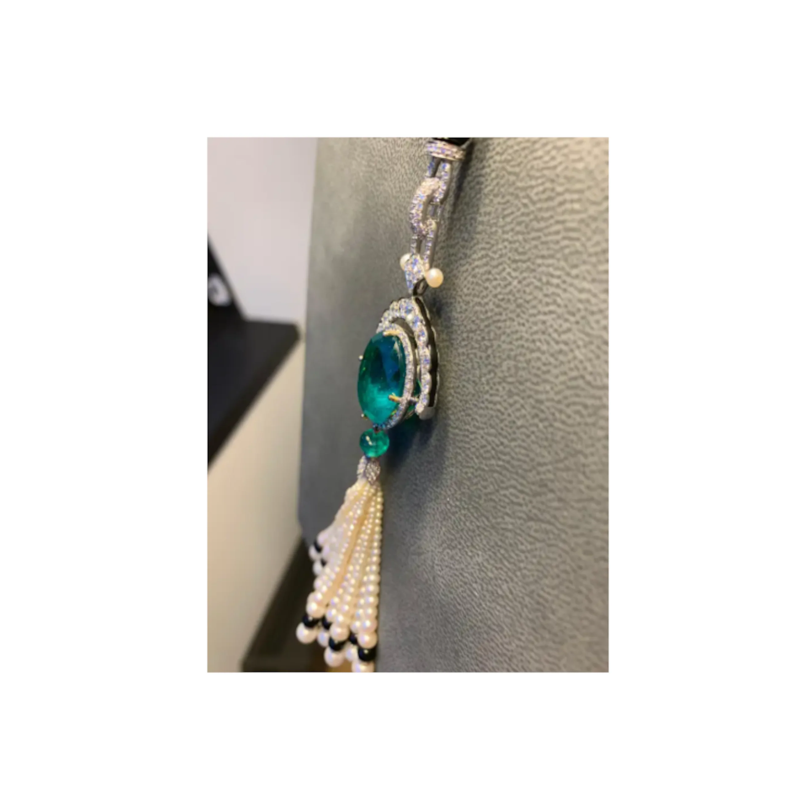 Important 21.70 Carat Colombian Emerald Tassel Sautoir Necklace - Image 11