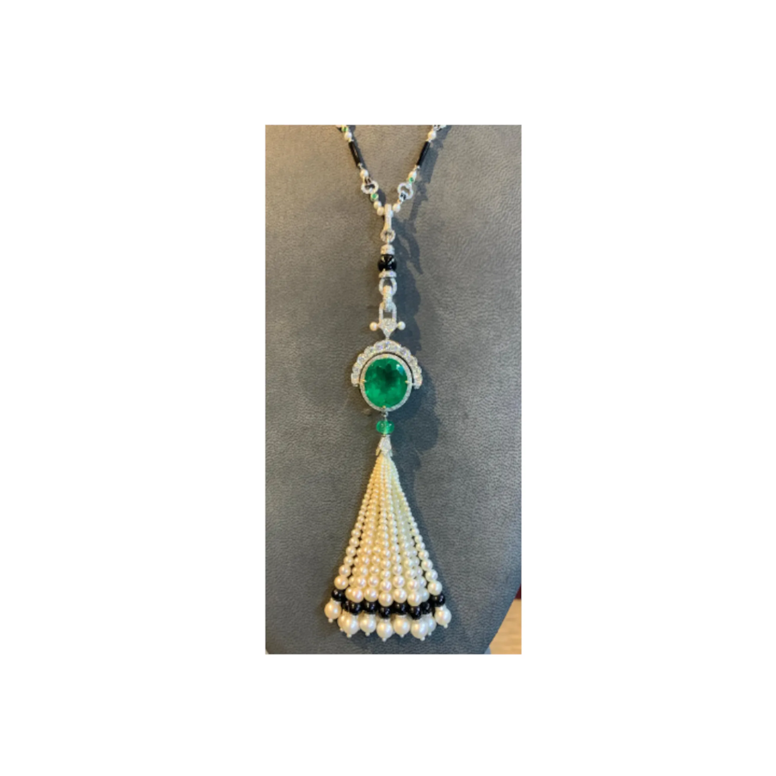Important 21.70 Carat Colombian Emerald Tassel Sautoir Necklace - Image 12