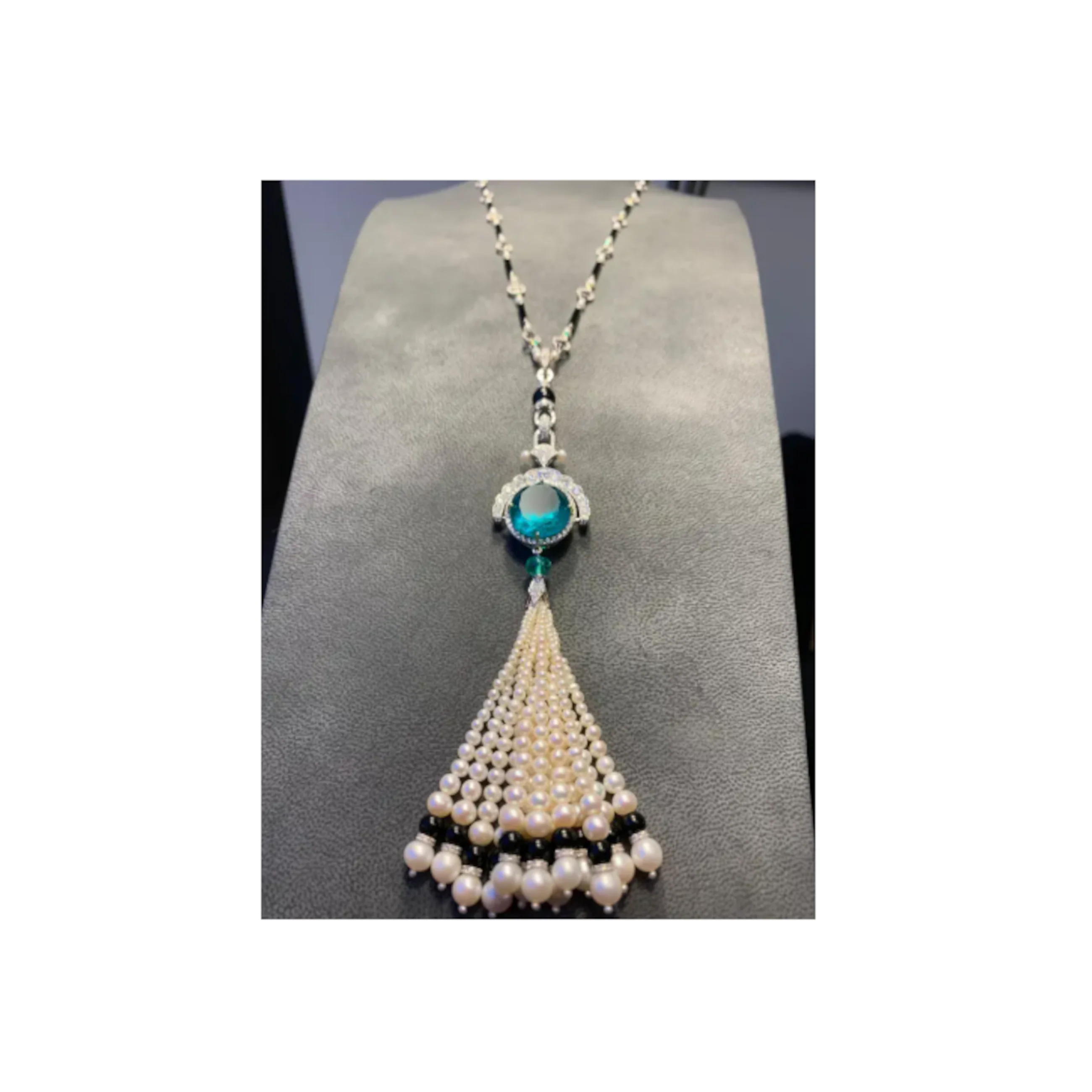 Important 21.70 Carat Colombian Emerald Tassel Sautoir Necklace - Image 6
