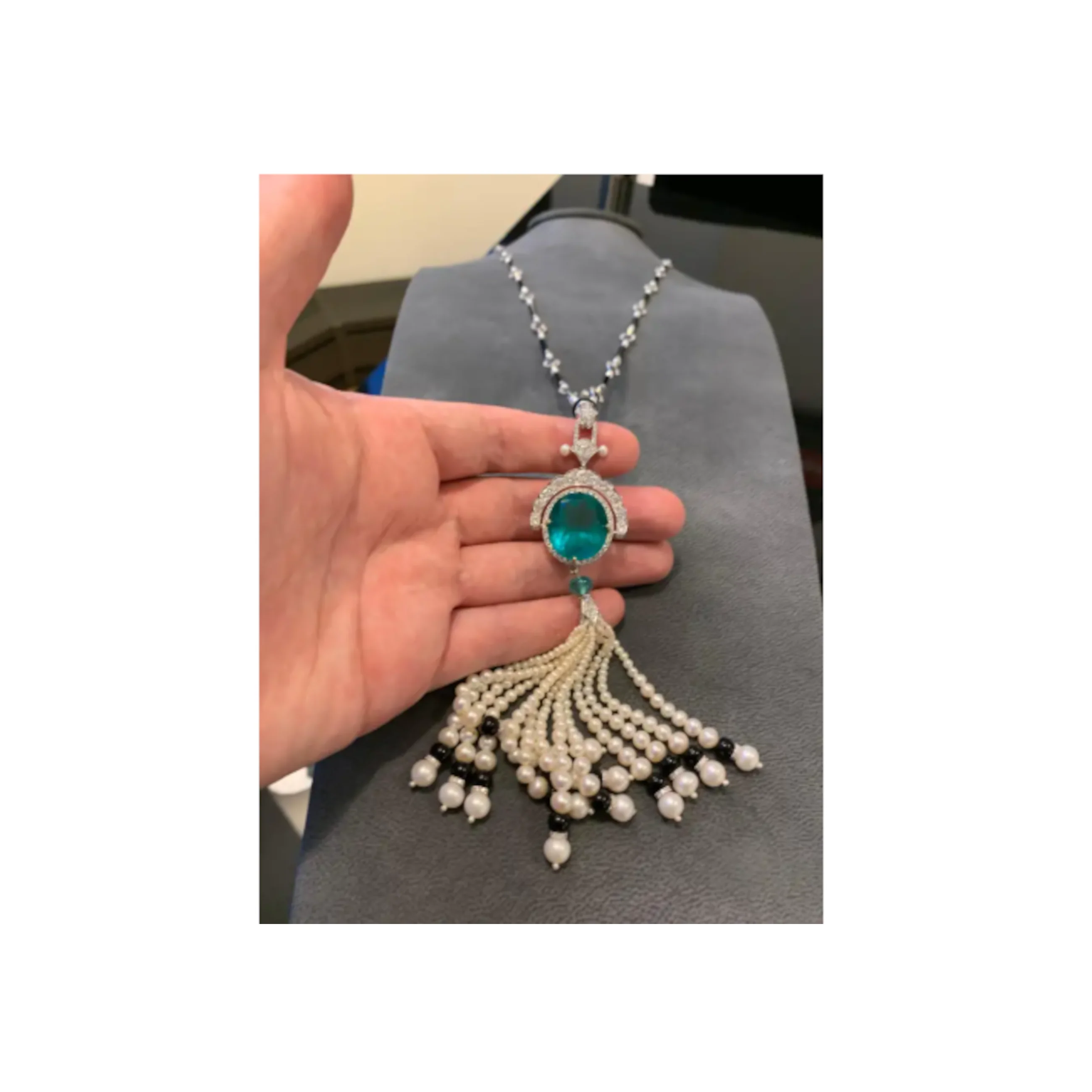 Important 21.70 Carat Colombian Emerald Tassel Sautoir Necklace - Image 9
