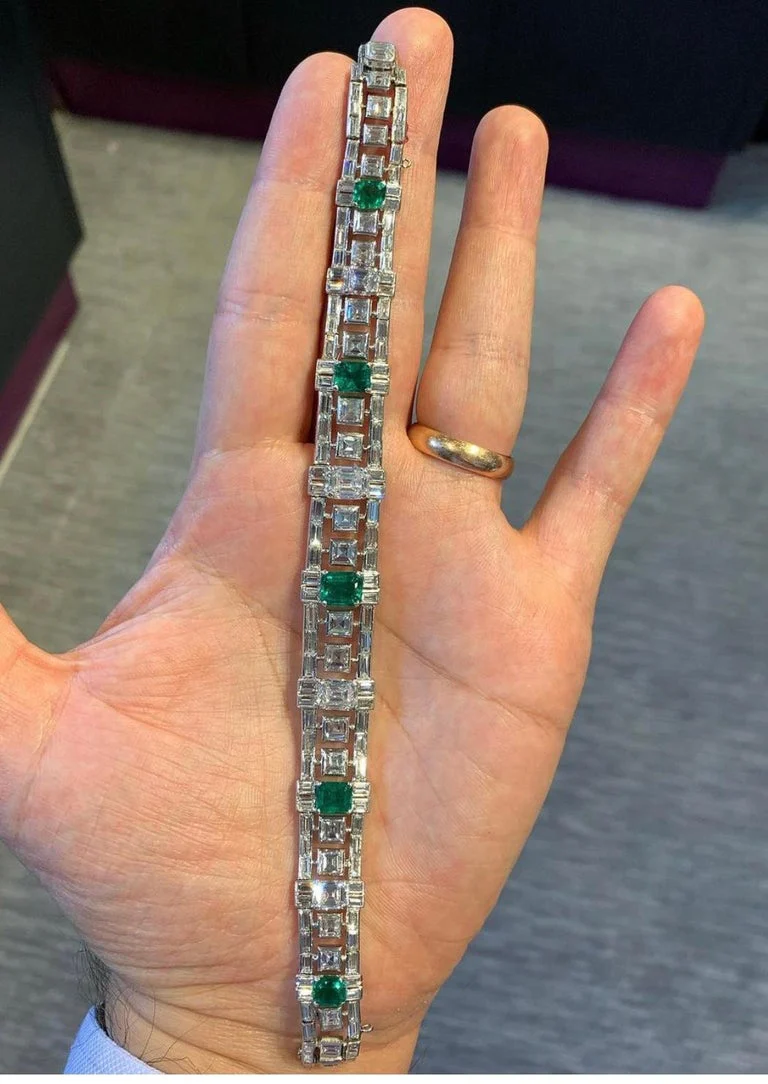 Important Bvlgari Diamond and Emerald Bracelet - Image 3