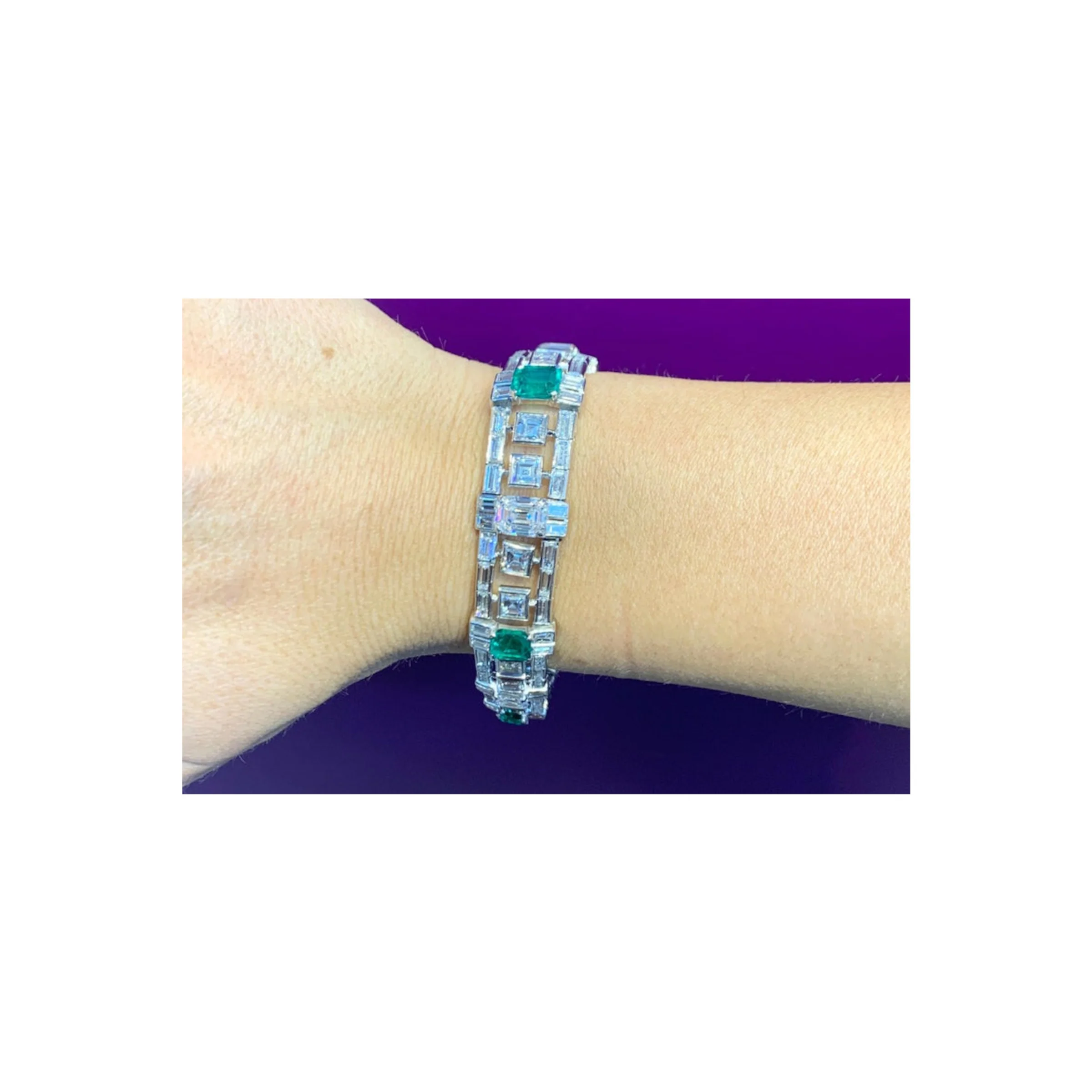 Important Bvlgari Diamond and Emerald Bracelet - Image 4