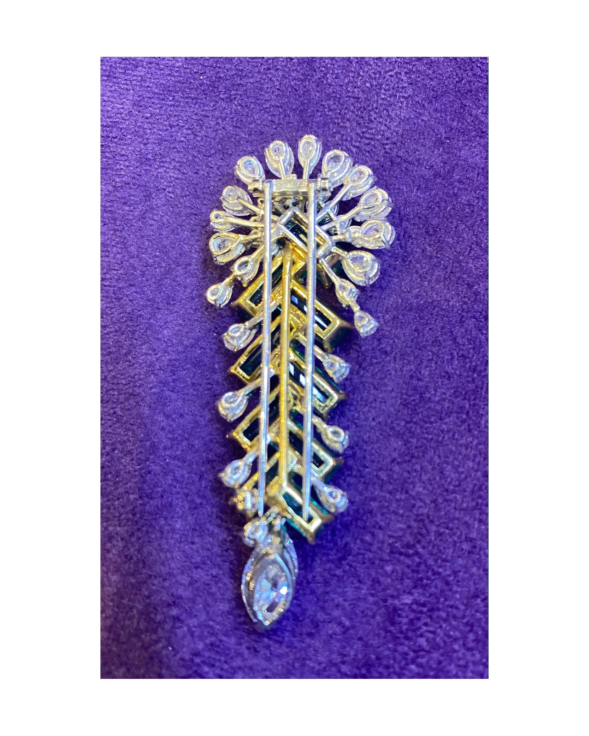 Important Emerald & Diamond Brooch - Image 3
