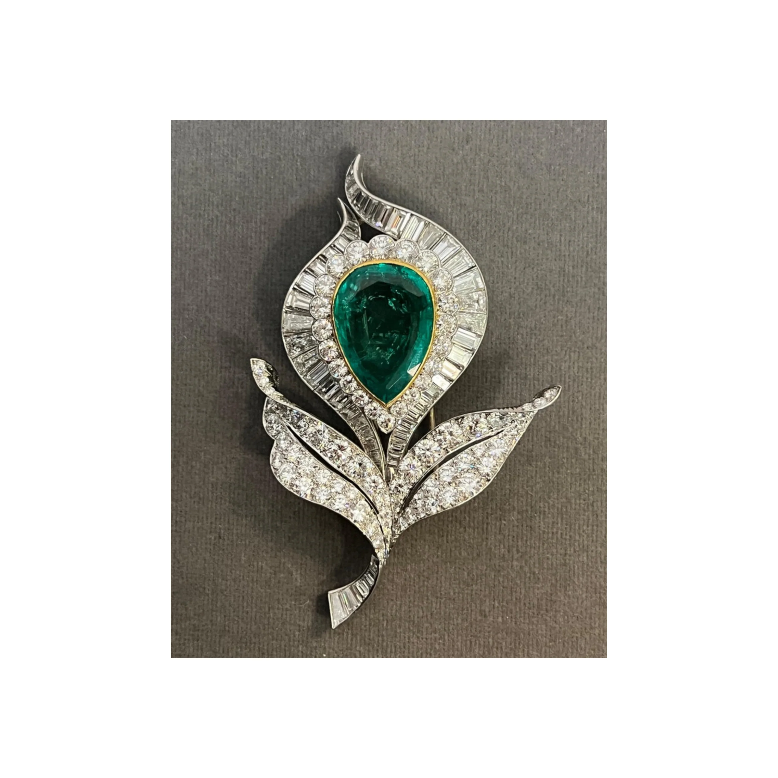 Van Cleef and Arpels Emerald and Diamond Floral Brooch - Image 8