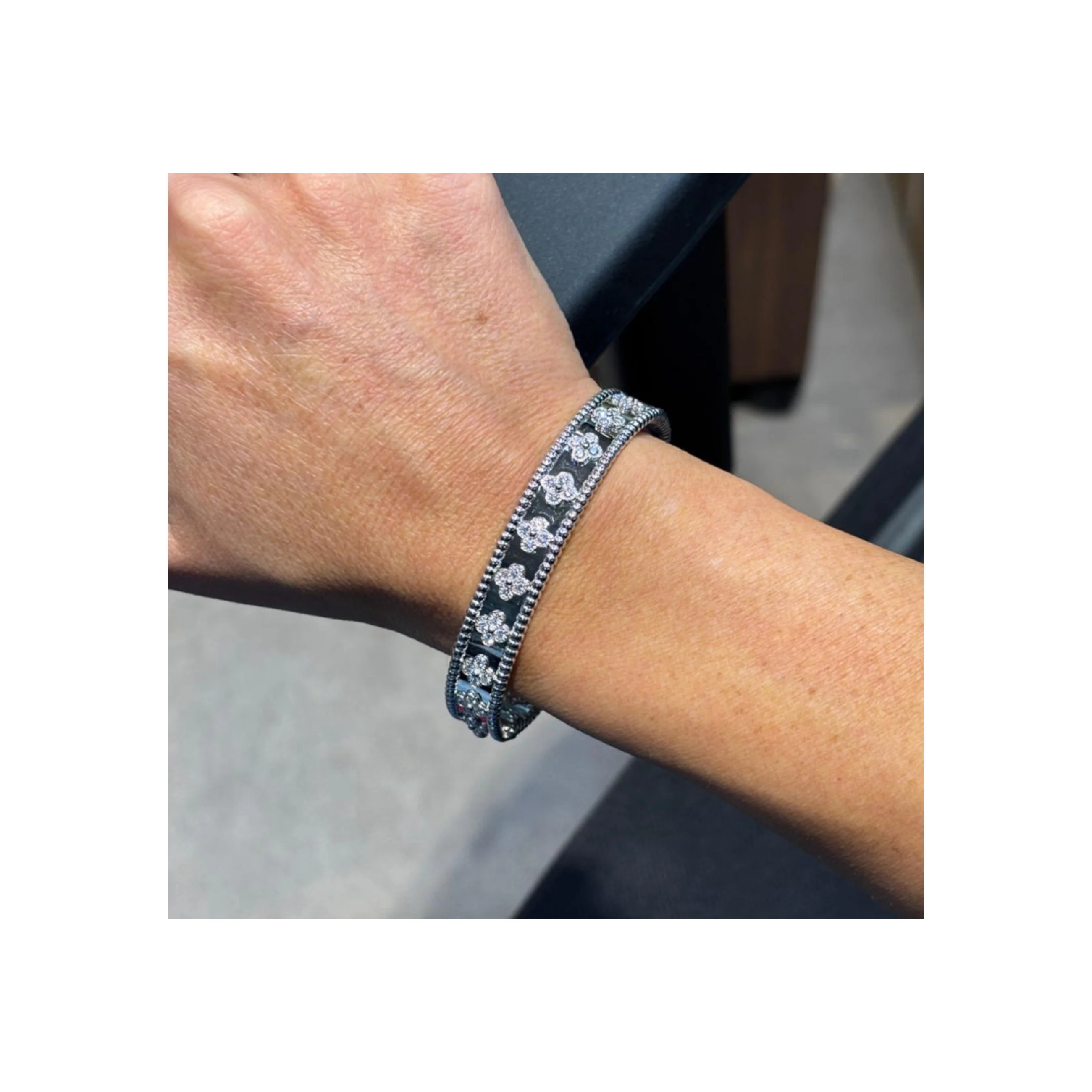 Van Cleef & Arpels Perlée Clovers Diamond Bangle Bracelet - Image 2